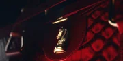 In vier Episoden erz&auml;hlt die Serie eine hochdramatische Geschichte voller verf&uuml;hrerischer Sch&ouml;nheit und dramatischer Intrigen hinter den ikonischsten Modemomenten und Shows dieser &Auml;ra.