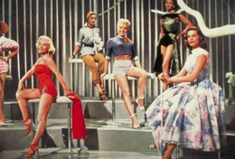 (v.l.n.r. im Vordergrund) Pola Debevoise (Marilyn Monroe); Loco Dempsey (Betty Grable); Schatze Page (Lauren Bacall)