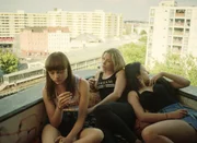 Nora (Lena Urzendowsky, l.), Jule (Lena Klenke, M.) und Aylin (Elina Vildanova, r.) chillen auf dem Balkon ihres Plattenbaus von dem man eine weiten Blick &uuml;ber Berlin hat.