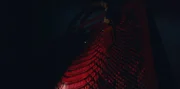 In vier Episoden erz&auml;hlt die Serie eine hochdramatische Geschichte voller verf&uuml;hrerischer Sch&ouml;nheit und dramatischer Intrigen hinter den ikonischsten Modemomenten und Shows dieser &Auml;ra.