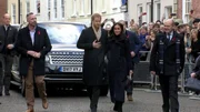 Harry und Meghan werden von Fans bejubelt.
