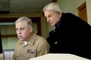 Als ehemaliger Mitarbeiter der Toten f&uuml;hlt sich JAG Navy Captain Bud Roberts Jr. (Patrick Labyorteaux, l.) verpflichtet, dem Gibbs (Mark Harmon, r.) NCIS Team bei den Ermittlungen zur Seite zu stehen ...