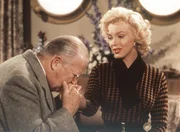 Der betagte Sir Francis Beekman (Charles Coburn, l.) verspricht der h&uuml;bschen Lorelei (Marilyn Monroe, r.), ihre H&auml;nde mit wertvollen Diamanten zu verzieren ...