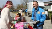 Peggy (li.) und Mauro Corradino bauen den Flohmarkt auf Peggy (li.) und Mauro Corradino bauen den Flohmarkt auf