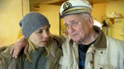 Für eine Immobilie hat Claudia ihrem Vater Hans zuliebe ein hohes Darlehen aufgenommen. Nun ist das ehemalige Wirtshaus, in dem Hans eine Gastronomie eröffnen und Eigentumswohnungen bauen und verkaufen wollte, seit Jahren unbewohnt und vollgestellt. Die Trödelprofis Otto, Mauro und Sükrü sehen sich nicht nur mit einem Haus voller Trödel, sondern auch mit einem uneinsichtigen Sammler und einem tiefsitzenden Familienkonflikt. Für eine Immobilie hat Claudia ihrem Vater Hans zuliebe ein hohes Darlehen aufgenommen. Nun ist das ehemalige Wirtshaus, in dem Hans eine Gastronomie eröffnen und Eigentumswohnungen bauen und verkaufen wollte, seit Jahren unbewohnt und vollgestellt. Die Trödelprofis Otto, Mauro und Sükrü sehen sich nicht nur mit einem Haus voller Trödel, sondern auch mit einem uneinsichtigen Sammler und einem tiefsitzenden Familienkonflikt.