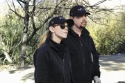 Als die Leiche von Scott Jenkins, einem Marine-Soldaten und Marathonl&auml;ufer, bekannt daf&uuml;r, sp&auml;t nachts zu laufen, in einem Graben entdeckt wird, werden Bishop (Emily Wickersham, l.) und McGee (Sean Murray, r.) zum Tatort gerufen ...