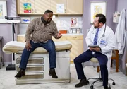 Calvin Butler (Cedric the Entertainer, l.); Dr. Fisher (Michael Gladis, r.)