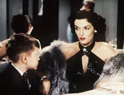 Dorothy (Jane Russell, r.) ist zwar an M&auml;nnern mit Geld interessiert, aber der kleine Henry Spofford III. (George Winslow, l.) ist noch etwas zu jung ...