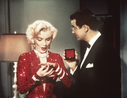 Lorelei (Marilyn Monroe, l.) wei&szlig; ganz genau, warum sie sich den Million&auml;rssohn Gus (Tommy Noonan, r.) geangelt hat ...