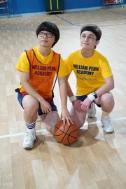 Dave Kim (Kenny Ridwan, l.); Adam Goldberg (Sean Giambrone, r.)