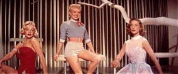 Die New Yorker Fotomodelle Pola (Marilyn Monroe, li.), Loco (Betty Grable, Mi.) und Schatze Page (Lauren Bacall, re.) stehen vor einem Problem: Ihr Lebensstandard ist weitaus h&ouml;her als ihre finanziellen M&ouml;glichkeiten es zulassen ...