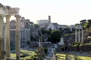 Das Forum Romanum in Rom war vor allem w&auml;hrend der Kaiserzeit Mittelpunkt des politischen, wirtschaftlichen und kulturellen Lebens im R&ouml;mischen Reich.