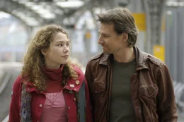 Leon (Ren&eacute; Steinke, r.) ist gl&uuml;cklich, dass seine Tochter Romy (Victoria Scherer, l.), die bei seiner geschiedenen Frau lebt, ihn besuchen kommt und hofft, mir ihr ein paar sch&ouml;ne Tage zu verbringen ...