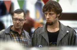 Um m&ouml;glichst schnell Geld aufzutreiben, klam&uuml;sert Keek (Oliver Korittke, r.) mit seinen Freunden Andy, Ratte und dem debilen Schlucke (Martin Semmelrogge, l.) ein todsicheres Ding aus. Doch der Coup misslingt ...