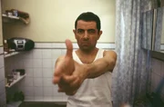 Nach einem Anschlag auf die Agentenelite des britischen Geheimdienstes droht das Ende des britischen Empire. G&auml;be es da nicht den chaotischen M&ouml;chtegern-Agenten Johnny English (Rowan Atkinson) ...