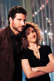 Stellas (Melina Kanakaredes) Date mit ihrem neuen Freund Frankie (Ed Quinn) wird durch einen Anruf j&auml;h unterbrochen: Ein Bankdirektor ist mit Stichwunden &uuml;bers&auml;t in seiner Hotelsuite gefunden worden.