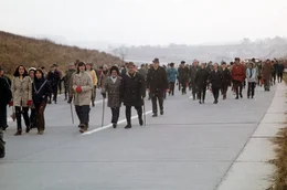 Das Fahrverbot nutzten viele Menschen f&uuml;r ein ganz besonderes Erlebnis: wandern auf der Autobahn.