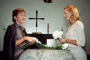 Anna (Doreen Jacobi, re.) denkt, dass ihre Schwiegermutter Ursula (Rotraut Rieger) sie f&uuml;r eine schlechte Ehefrau h&auml;lt ...