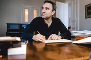 J&ouml;rg Widmann beim Komponieren. Im Moment des Schreibens bekommt Musik f&uuml;r ihn ein Eigenleben. Das Labyrinth ist f&uuml;r ihn ein Bild, das diesen Zustand beschreibt und das f&uuml;r ihn zum Lebensthema wurde.
