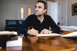J&ouml;rg Widmann beim Komponieren. Im Moment des Schreibens bekommt Musik f&uuml;r ihn ein Eigenleben. Das Labyrinth ist f&uuml;r ihn ein Bild, das diesen Zustand beschreibt und das f&uuml;r ihn zum Lebensthema wurde.