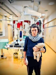 Esther darf sich in einem Eingriffsraum im Krankenhaus umsehen. Esther darf sich in einem Eingriffsraum im Krankenhaus umsehen.