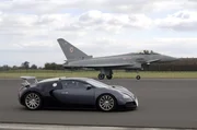Ein Bugatti Veyron tritt gegen einen Eurofighter an.
