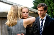 Wiedersehen nach langer Funkstille: Verhalten erwidert Greta die Umarmung ihrer Mutter Christiane. V.l.n.r.: Christiane (Barbara Rudnik), Greta (Diana Amft), David (Florian Stetter)