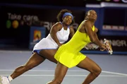 Venus (re.) und Serena (li.) Williams gewinnen das Finale des Damendoppels bei den Australian Open 2009.
