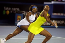 Venus (re.) und Serena (li.) Williams gewinnen das Finale des Damendoppels bei den Australian Open 2009.