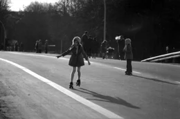 Rollschuhlaufen auf der Autobahn: F&uuml;r viele Kinder waren die autofreien Sonntage ein gro&szlig;es Vergn&uuml;gen.