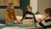 Lou plant einen perfekten Tag mit Pelle (William J. Barrington 'Barry' Brooks, l.) und Charly (Norwin von Hartrott, M.), doch die Kinder wollen lieber allein spielen. Franka (Birthe Wolter, r.) kommt ihnen auf die Schliche. Wird sie die Jungs bei Lou verraten?