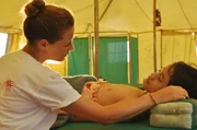 Nur sehr schwer kann sich Dr. Sophie Heimbach (Alexandra Neldel, l.) mit den Umst&auml;nden arrangieren, die sie im Camp vorfindet. Verletzte, so weit das Auge reicht, und medizinisch fehlt es am Allern&ouml;tigsten ...