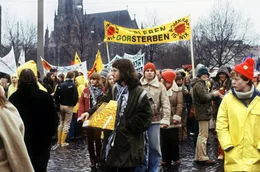 1979 protestieren rund 50.000 Atomkraftgegner gegen die Wiederaufbereitungsanlage in Gorleben.