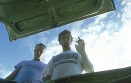 &Auml;u&szlig;erst dumm, wenn im Kofferraum pl&ouml;tzlich eine Leiche liegt: Andy (Markus Kn&uuml;fken, l.) und Keek (Oliver Korittke, r.) ...