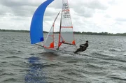 Die Br&uuml;der Johann und Anton Sach beim Windsurfen in der L&uuml;becker Bucht
