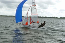 Die Br&uuml;der Johann und Anton Sach beim Windsurfen in der L&uuml;becker Bucht