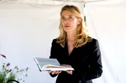 Christiane (Barbara Rudnik) ist entsetzt, als sie bei einer Lesung eine Nachricht mit einer Morddrohung gegen Greta in ihrem Buch vorfindet.