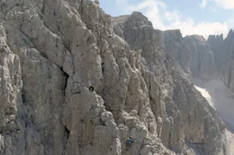 Die Dolomiten, Heimat der "Adler von San Martino": eine legend&auml;re Bergf&uuml;hrer-Gruppe mit langer Tradition. Die M&auml;nner genie&szlig;en h&ouml;chstes Ansehen, f&uuml;r ihre Kletterk&uuml;nste und ihren Mut.