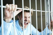Robert (Felix Maximilian) realisiert verzweifelt, dass er in dem Container gefangen ist.