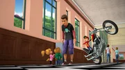 Brittany berichtet, wie es zum Feueralarm kam. Alvin (r.) n&auml;mlich versuchte, die Aufmerksamkeit von dem beliebten Mitsch&uuml;ler Jake (2.v.r.) abzulenken, indem er mit seinem Motorrad wahnwitzige Stunts versuchte. Brittany (vorne l.) und Theodore jedoch lie&szlig;en sich davon nicht beeindrucken.