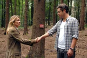 Im Wald trifft Christiane (Barbara Rudnik, l.) erneut auf ihren Nachbarn Stefan Seydlitz (Tobias Oertel, r.).