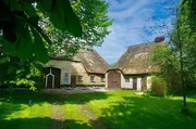 Bauernhaus mit Schilfdach in Schleswig-Holstein
