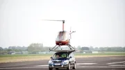 Ein Helikopter landet auf dem Dach eines Skoda Yet.