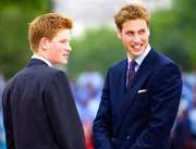 Prinz William (r.) und Prinz Harry l&auml;cheln und plaudern miteinander, nachdem sie die Parade zum Goldenen Jubil&auml;um der K&ouml;nigin vom &bdquo;Queen Victoria Memorial&ldquo; aus beobachtet haben.