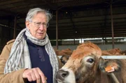 Der studierte Historiker besitzt einen Biohof im s&uuml;denglischen Dorset, auf dem er gerne seine Aubrac-Rinder f&uuml;ttert.