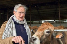 Der studierte Historiker besitzt einen Biohof im s&uuml;denglischen Dorset, auf dem er gerne seine Aubrac-Rinder f&uuml;ttert.