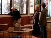 Mark (Dick Van Dyke, l.) und Jesse (Charlie Schlatter, r.) versuchen der Staatsanw&auml;ltin Susan (Piper Laurie, M.) zu beweisen, dass das Opfer nicht auf diese Weise get&ouml;tet wurde, sondern von einem zweiten T&auml;ter mit einer anderen Waffe.