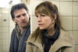 Katja (Sophie Sch&uuml;tt, r.) und Leon (Ren&eacute; Steinke, l.) werden zu Verb&uuml;ndeten und versuchen gemeinsam herauszufinden, wer die Hinterm&auml;nner des Attentats und der Entf&uuml;hrung sind ...