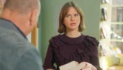 Jess (Juana Nagel, r.) zweifelt aufgrund von Valeries und Gerds Kommentaren an ihrem Schreibtalent, und will entt&auml;uscht aufgeben.