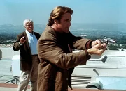 Steve (Barry Van Dyke, r.) hat den M&ouml;rder von Senator Bells Tochter gestellt. Dieser bedroht jedoch  Mark (Dick Van Dyke, l.) und Senator Bell.